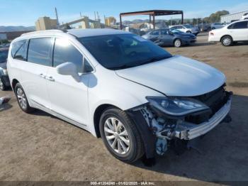  Salvage Chrysler Pacifica