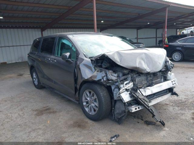 Salvage Toyota Sienna