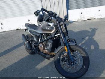  Salvage Husqvarna SVARTPILEN 701