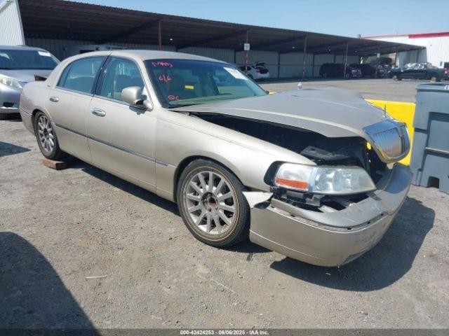  Salvage Lincoln Towncar