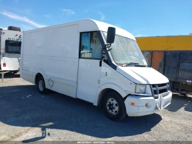  Salvage Isuzu Commercial Van