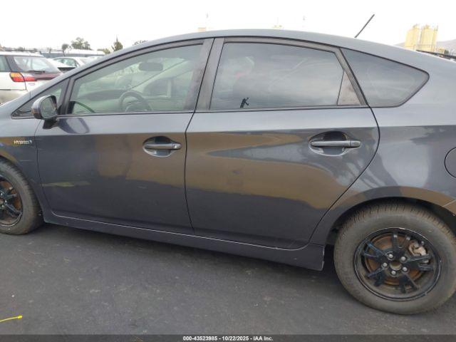 Toyota Prius Two Image 9