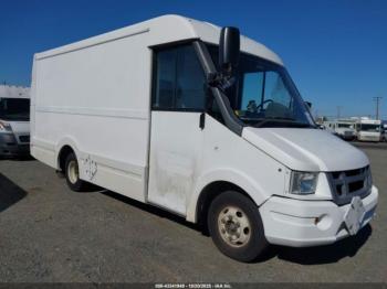  Salvage Isuzu Commercial Van