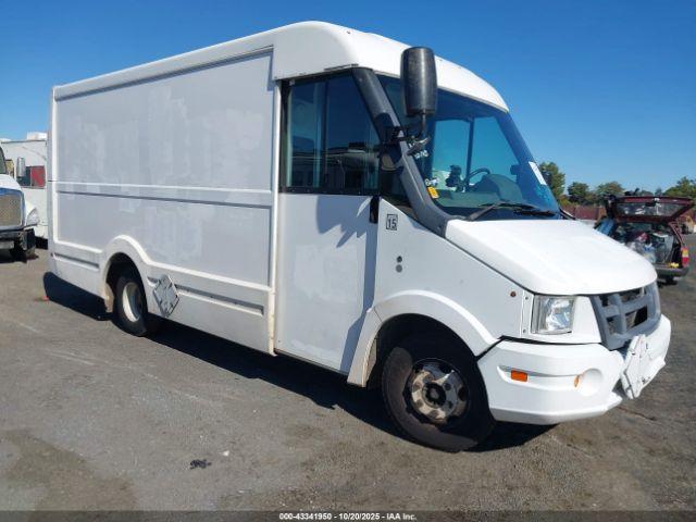  Salvage Isuzu Commercial Van