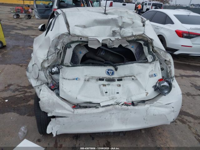 Toyota Prius c One Image 10