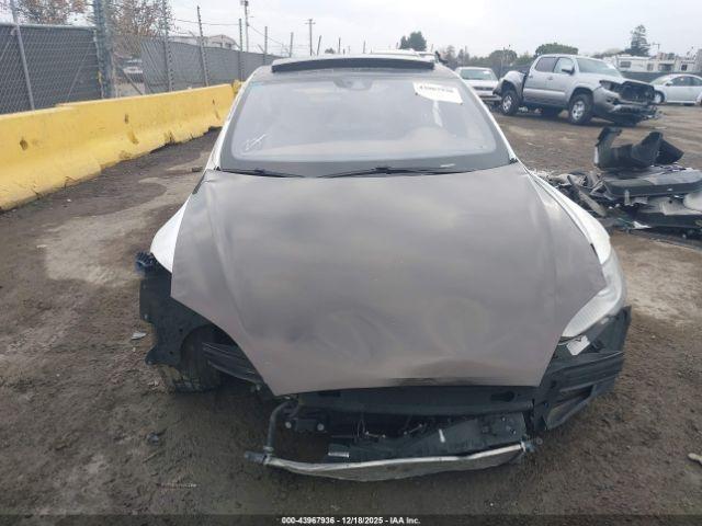 Tesla Model S Image 8