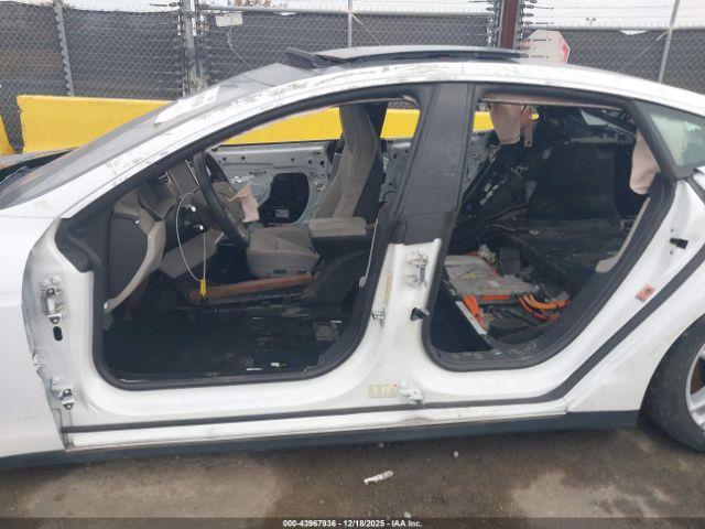 Tesla Model S Image 11