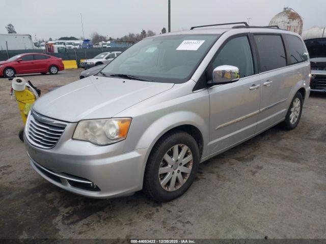 Chrysler Town & Country Touring-l Image 2