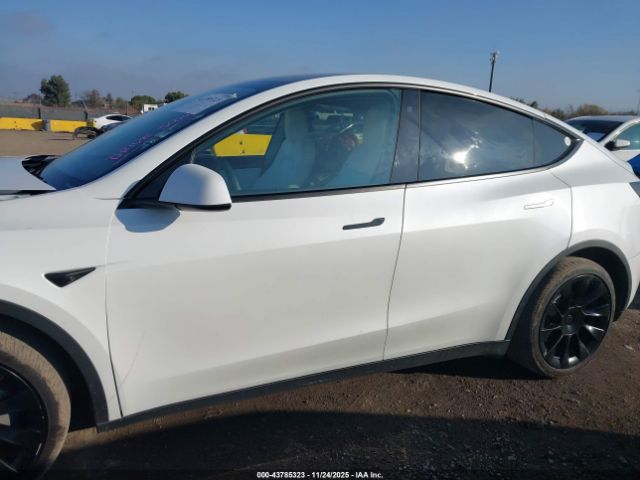 Tesla Model Y Long Range Dual Motor All-wheel Drive Image 17