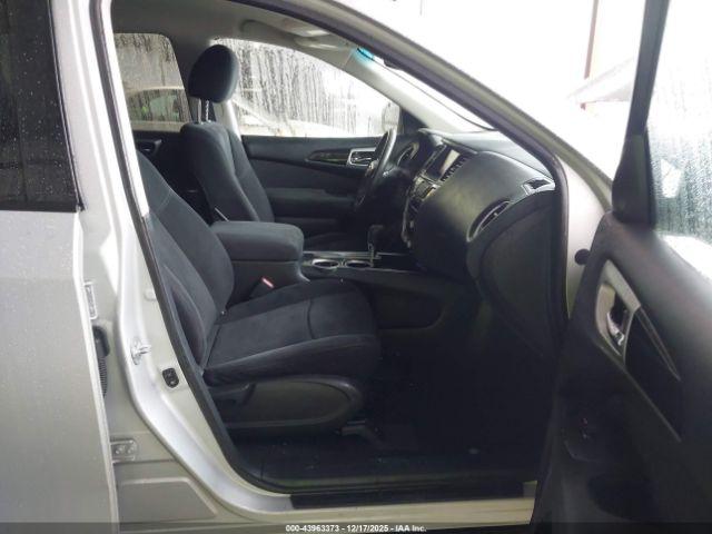 Nissan Pathfinder Image 2