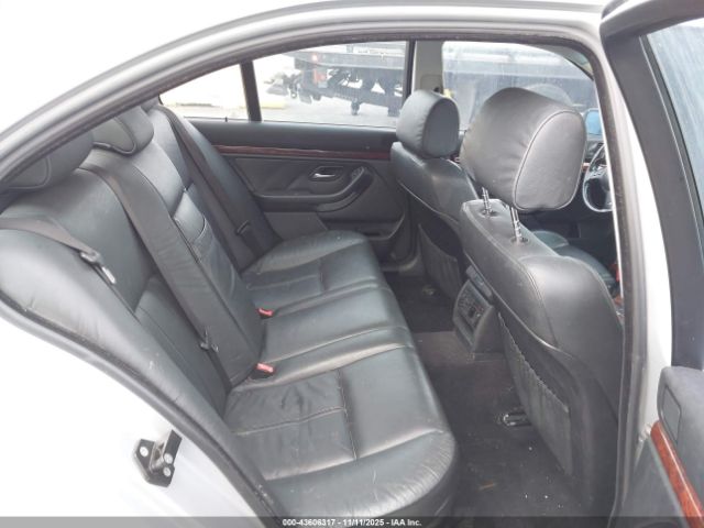 BMW 5 Series Image 8