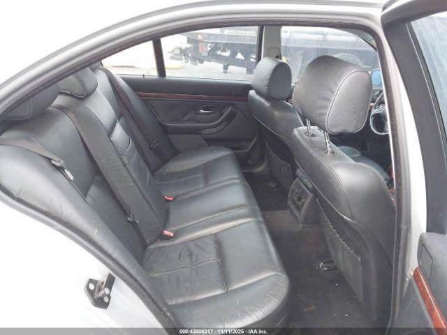 BMW 5 Series Image 8