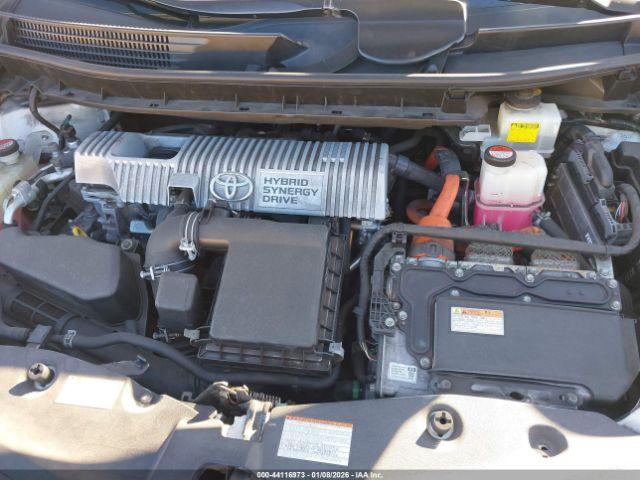 Toyota Prius v Four Image 7