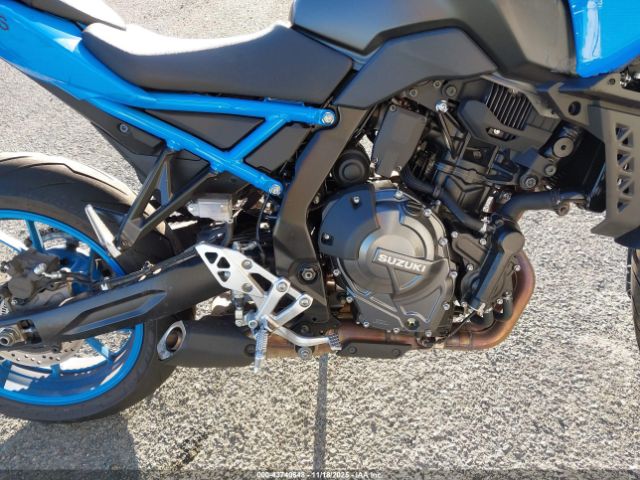 Suzuki Gsx800 R Image 7