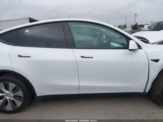 Tesla Model Y Image 16
